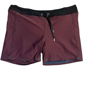 On Cloud Women's Running Shorts Size large NEW with pocket